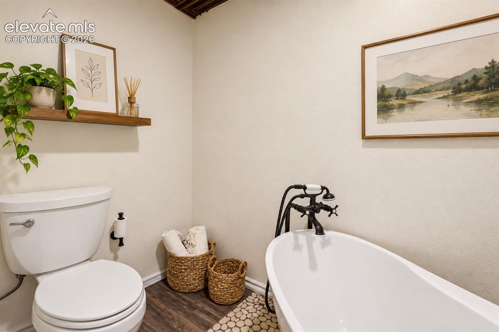 Image 18 of 24: Bathroom