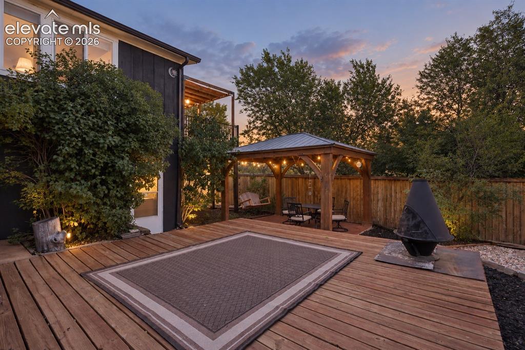 Image 6 of 24: Deck