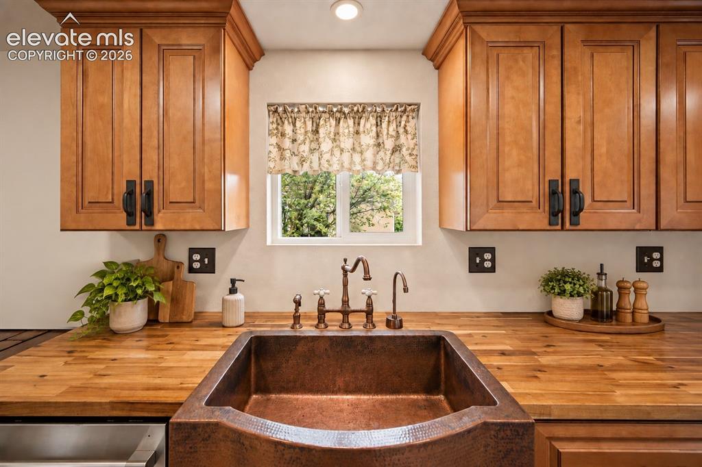 Image 9 of 24: Kitchen