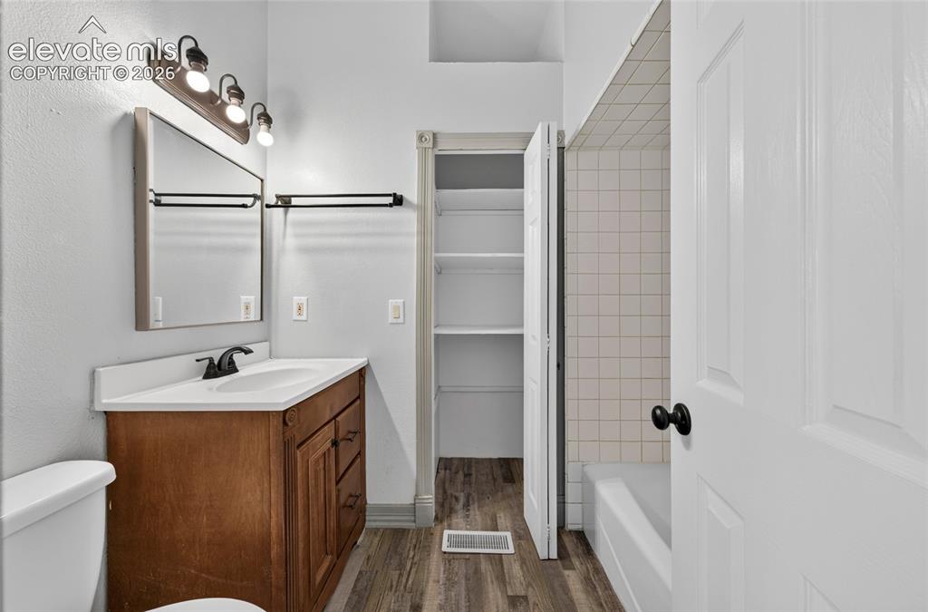 Image 14 of 20: Bathroom