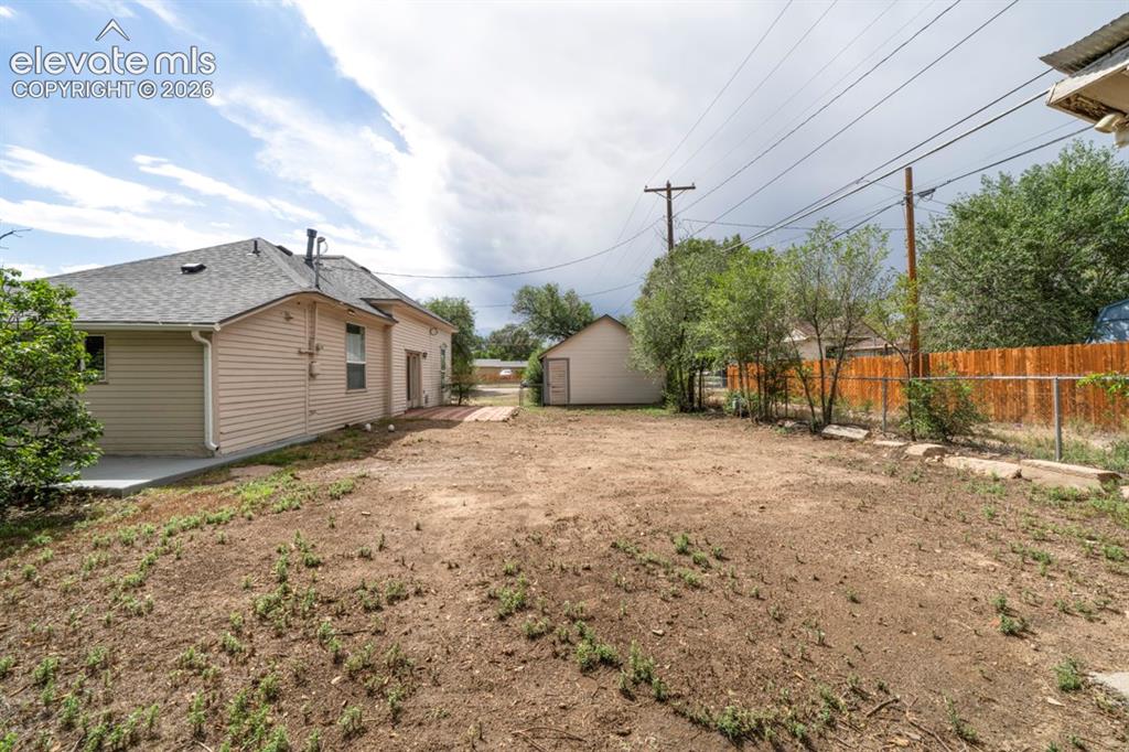 Image 17 of 20: Yard