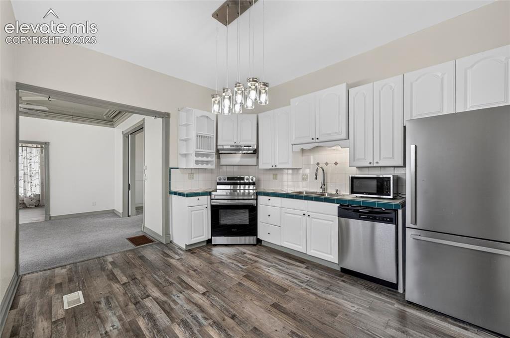Image 5 of 20: Kitchen