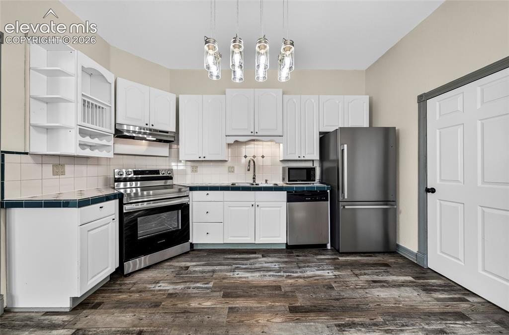 Image 6 of 20: Kitchen
