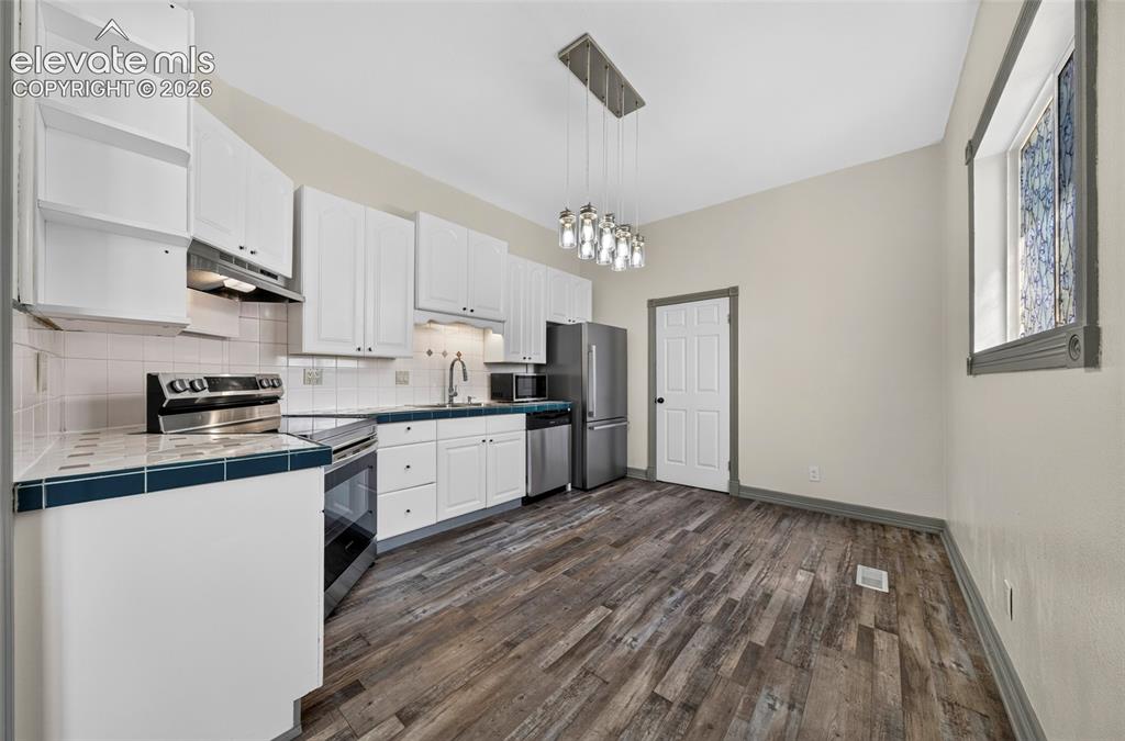 Image 7 of 20: Kitchen