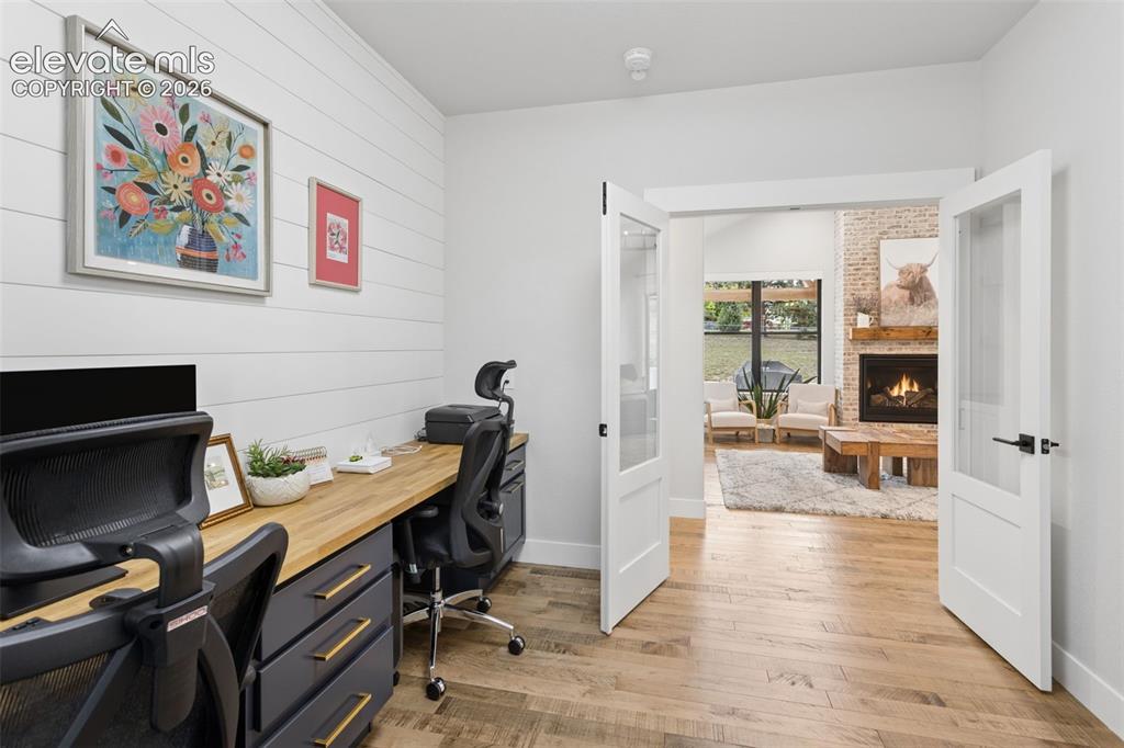 Image 19 of 49: Office