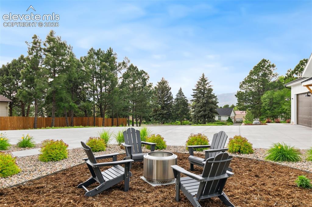 Image 47 of 49: Yard