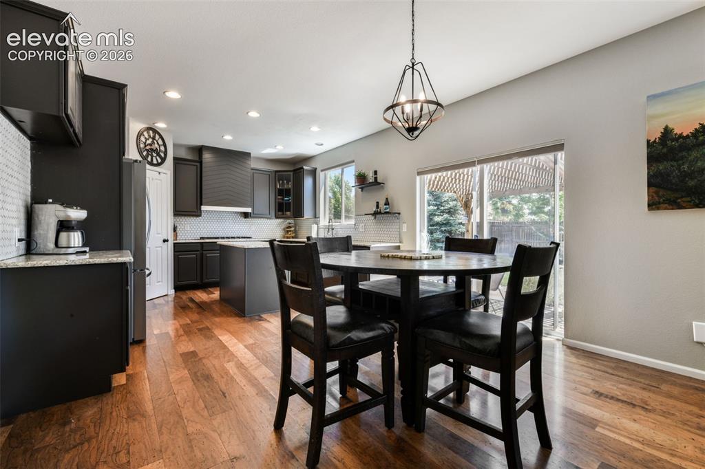 Image 11 of 50: Dining Area