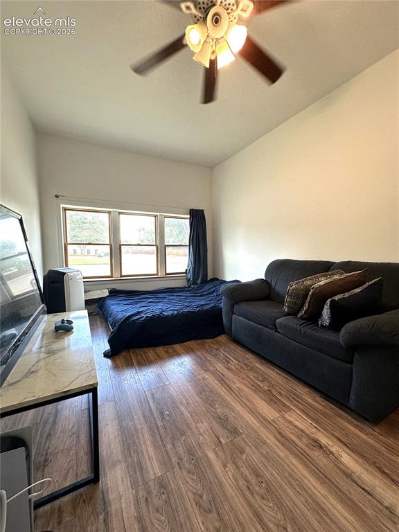 Image 7 of 12: Bedroom