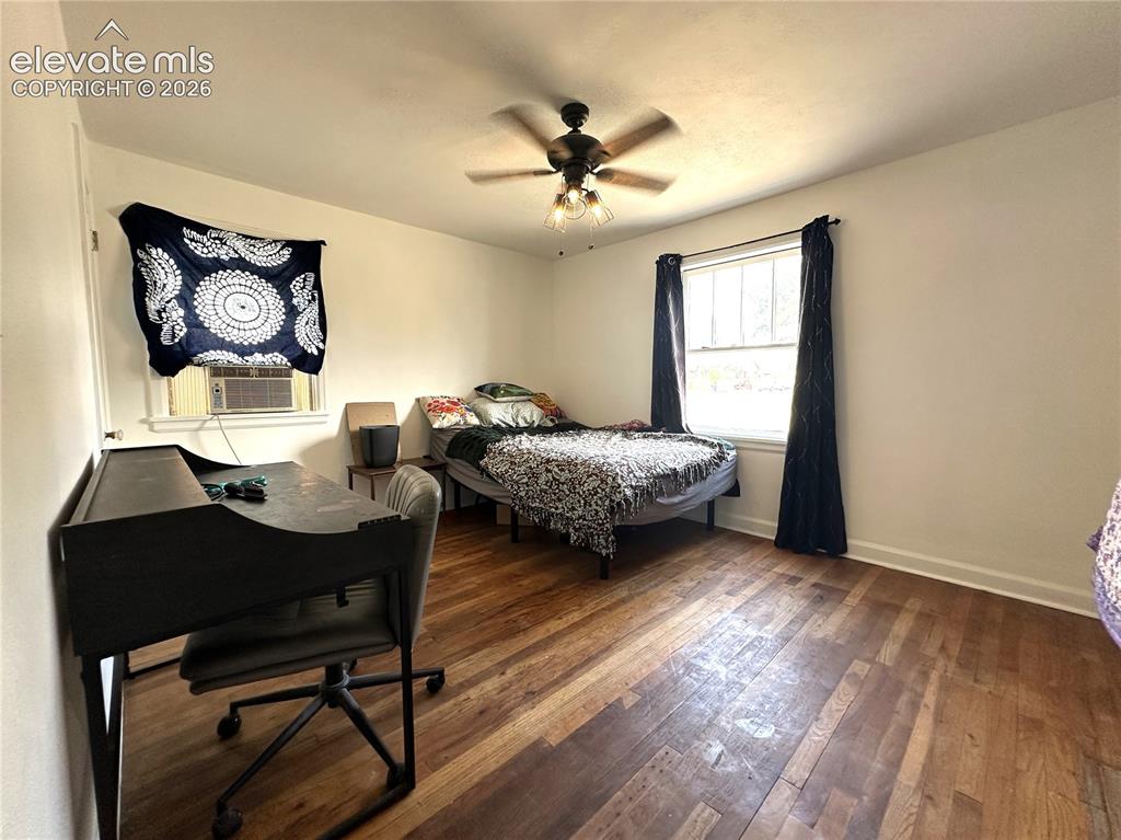 Image 8 of 12: Bedroom