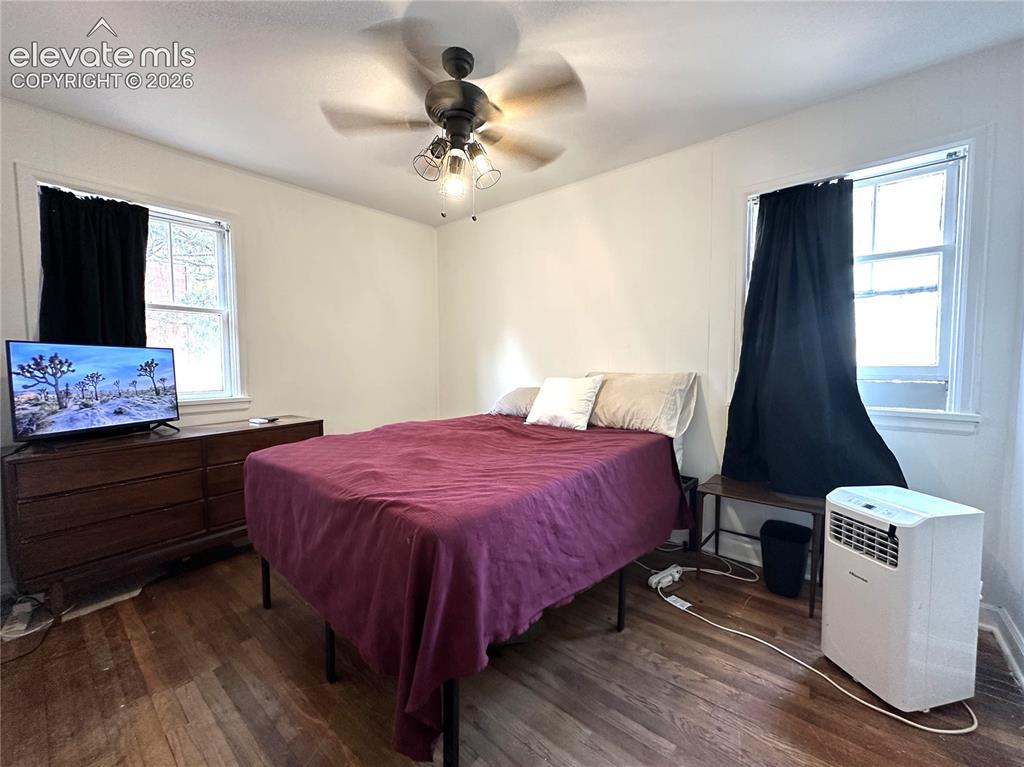 Image 9 of 12: Bedroom