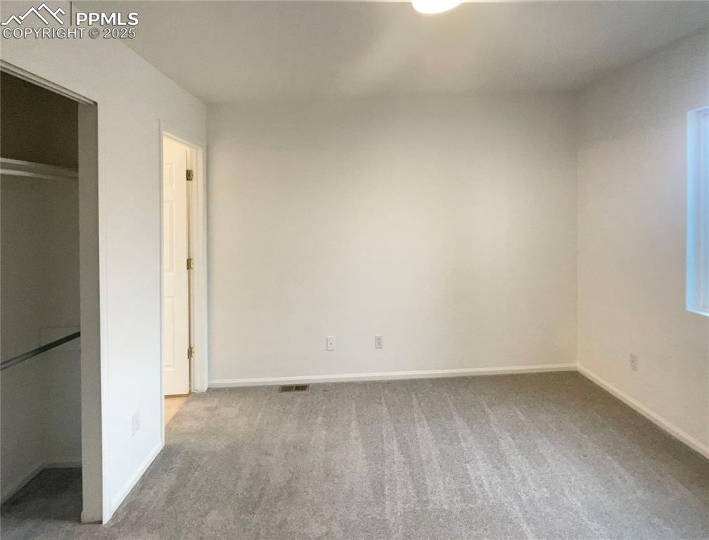 Image 14 of 24: Bedroom