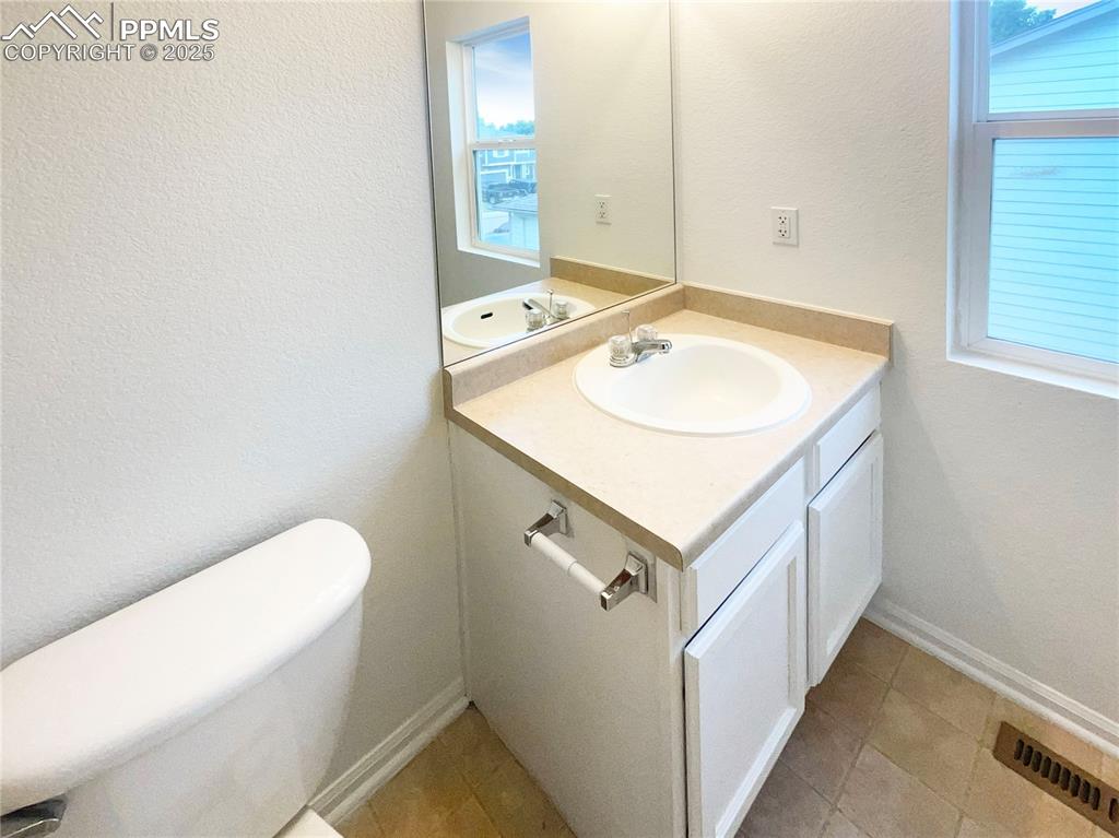Image 16 of 24: Bathroom