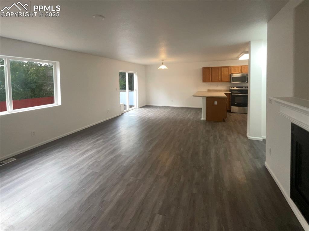 Image 19 of 24: Living Room