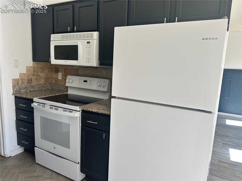 Image 11 of 29: Kitchen