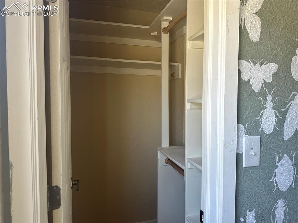 Image 19 of 29: Closet