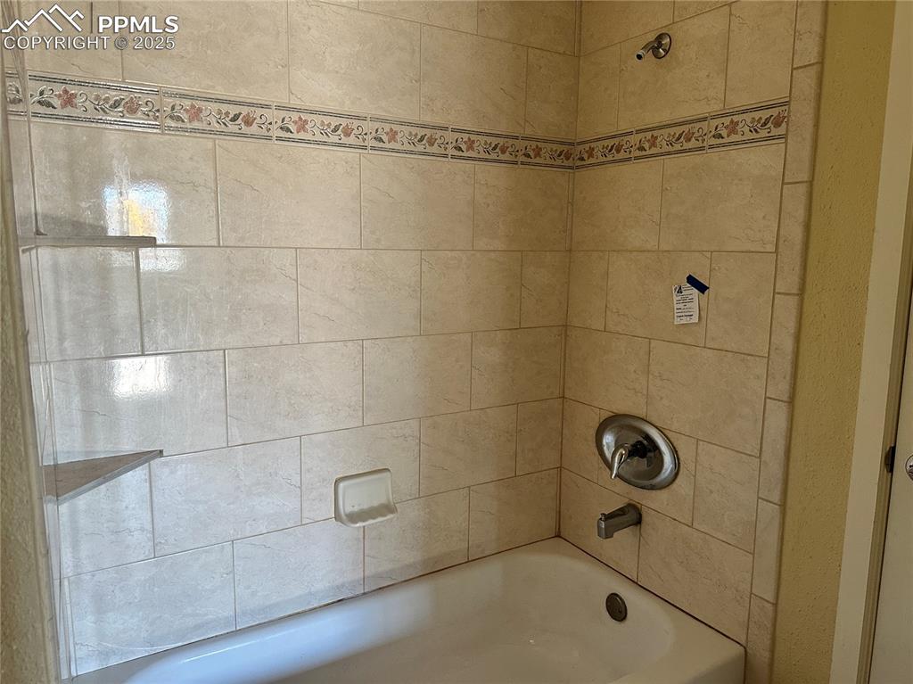 Image 22 of 29: Bathroom