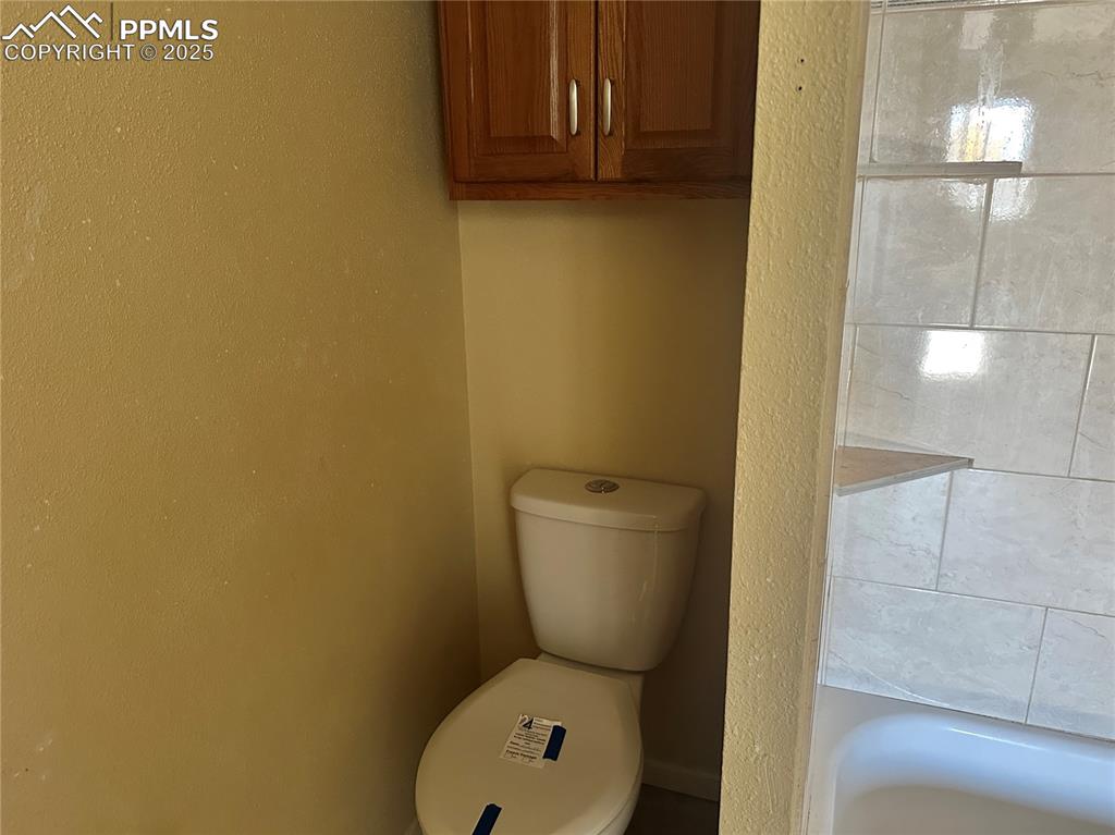 Image 23 of 29: Bathroom