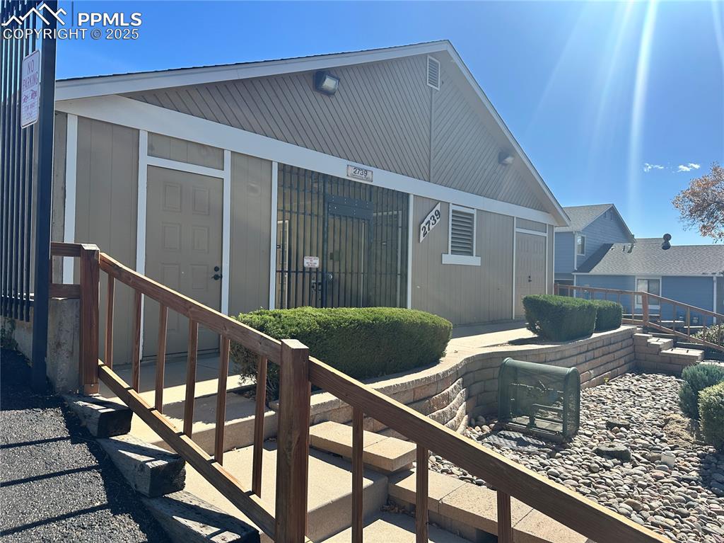 Image 27 of 29: Pool