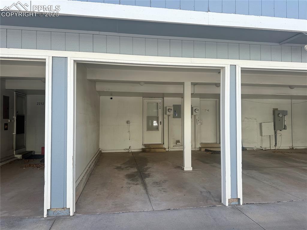 Image 4 of 29: Garage