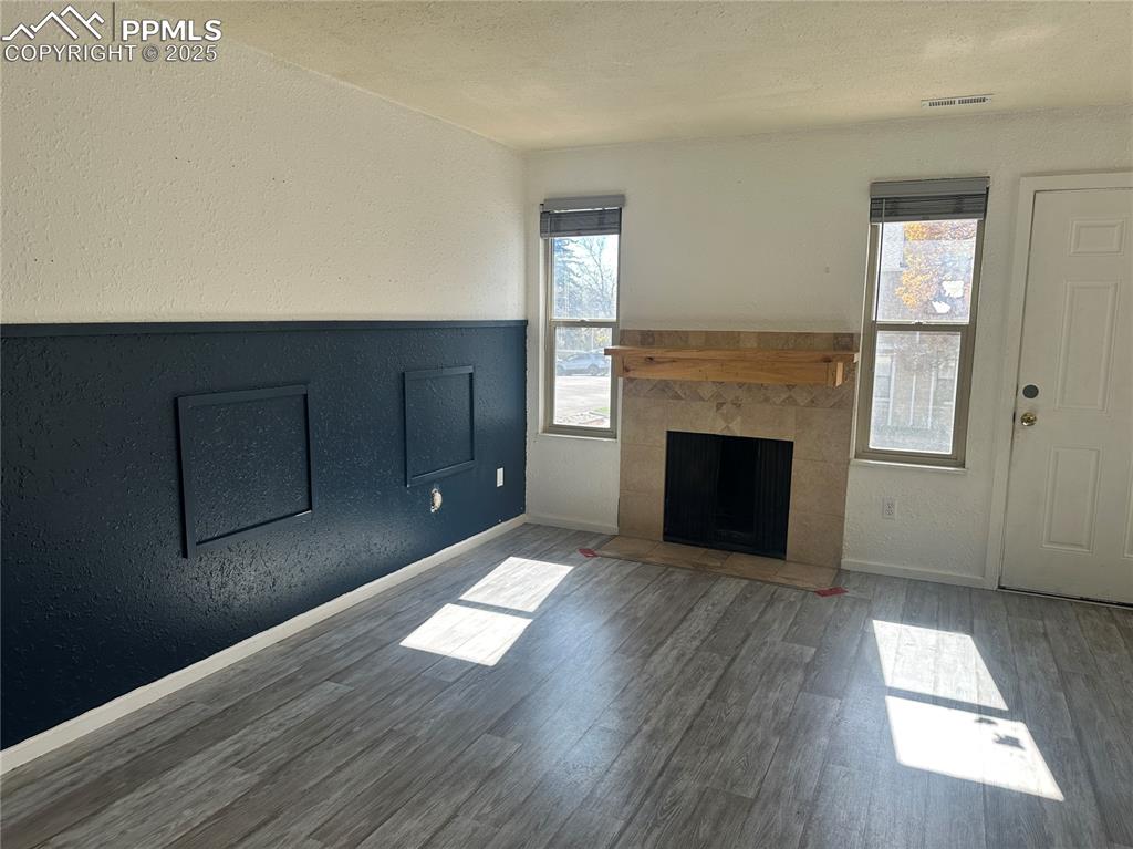 Image 7 of 29: Living Room