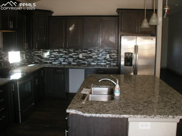 Image 11 of 41: Kitchen