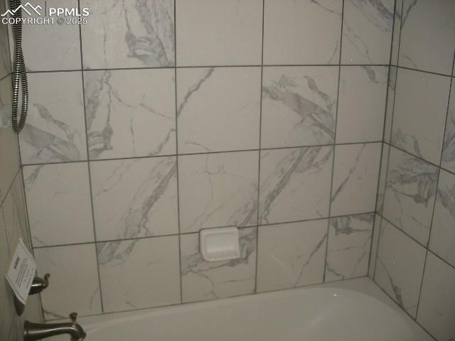 Image 14 of 41: Bathroom