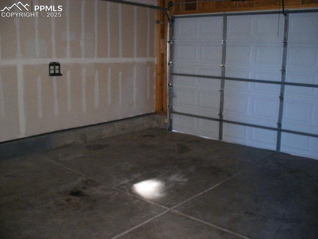 Image 30 of 41: Garage