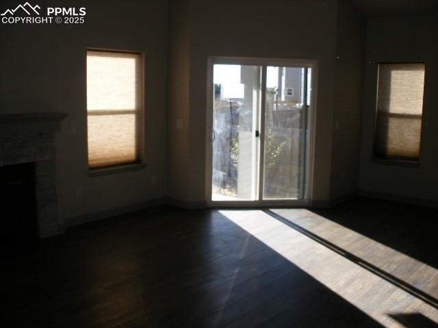 Image 39 of 41: Living Room