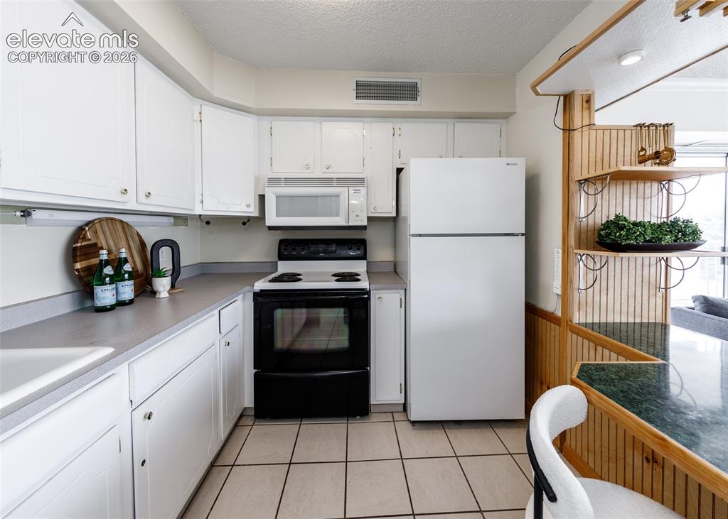 Image 5 of 33: Kitchen
