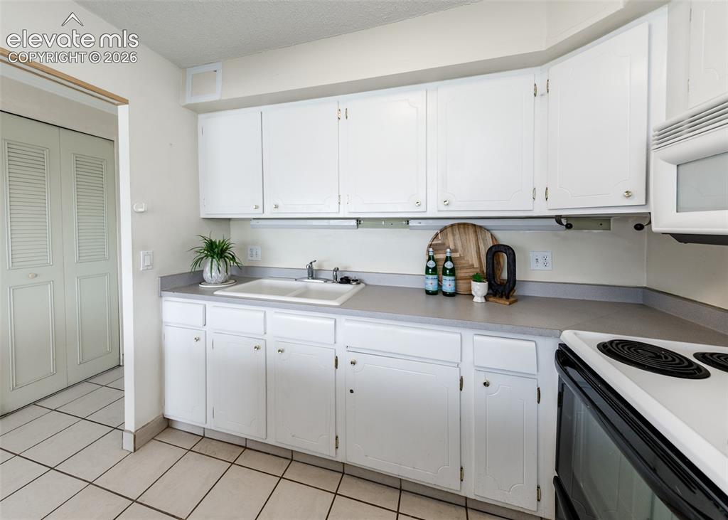 Image 6 of 33: Kitchen