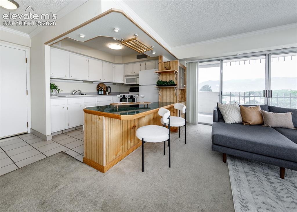 Image 8 of 33: Kitchen