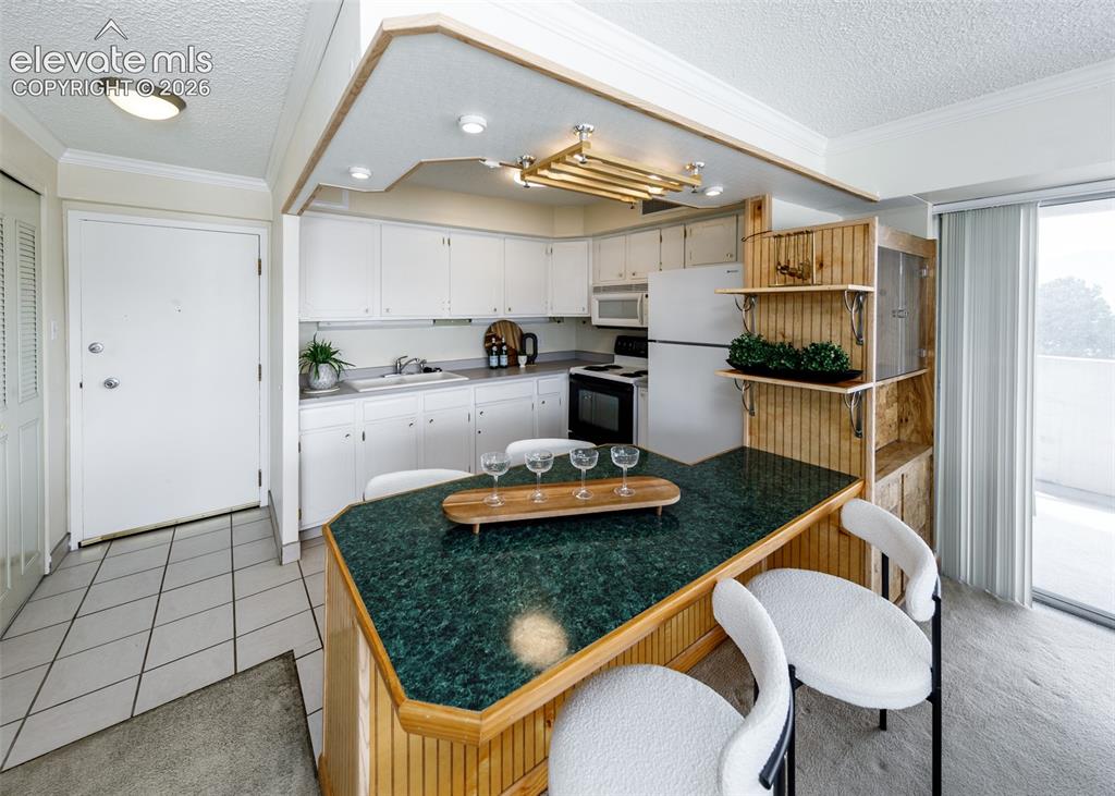 Image 9 of 33: Kitchen
