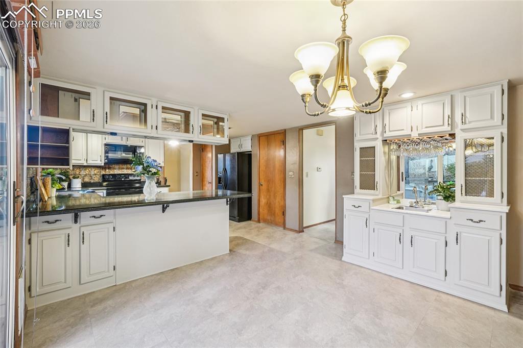 Image 11 of 48: Kitchen