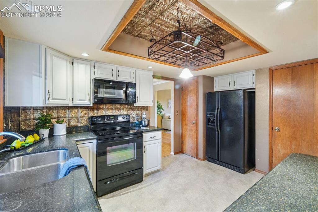 Image 15 of 48: Kitchen