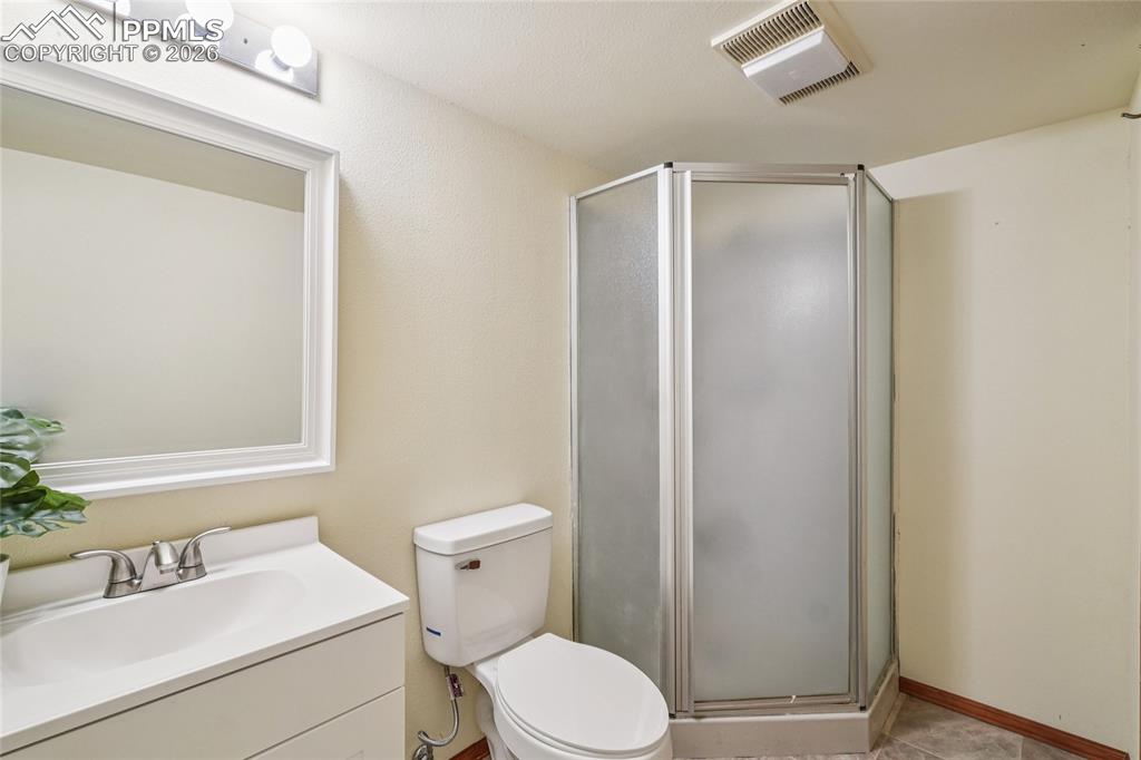 Image 37 of 48: Bathroom