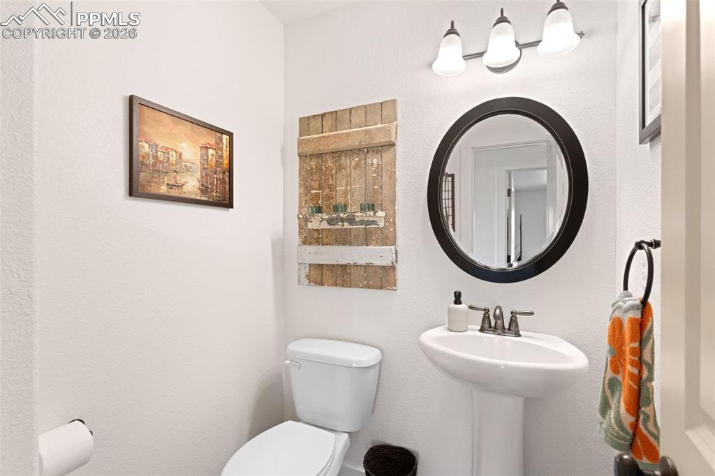 Image 21 of 38: Main Level Powder Room