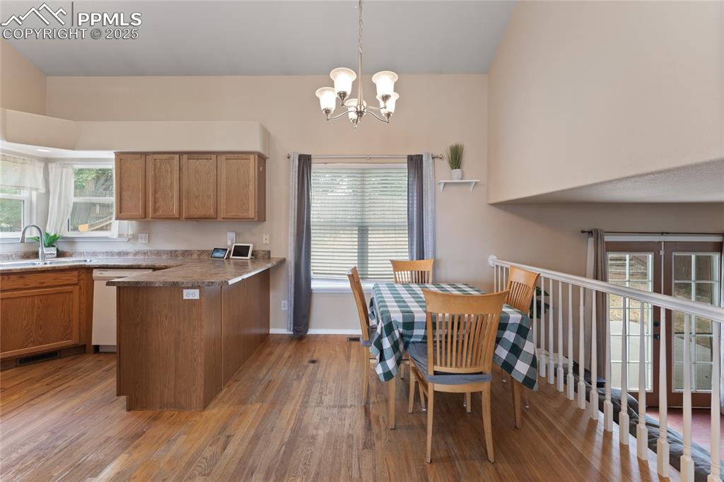 Image 11 of 30: Kitchen