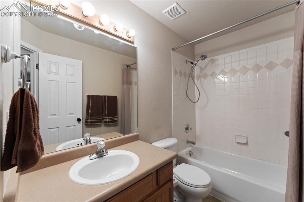 Image 13 of 30: Bathroom