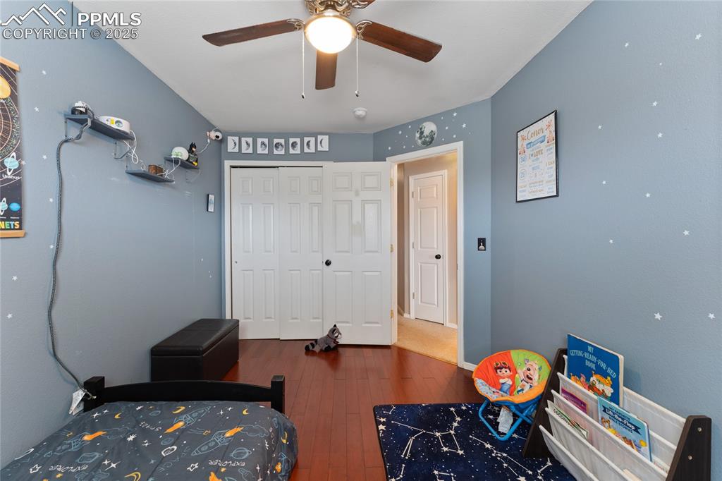 Image 16 of 30: Bedroom