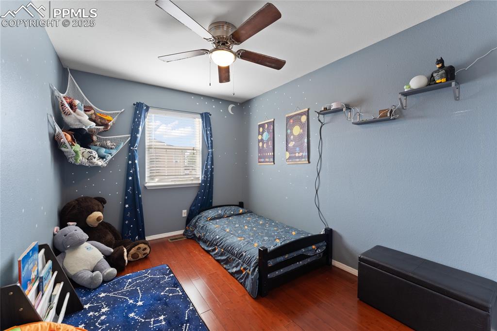 Image 17 of 30: Bedroom