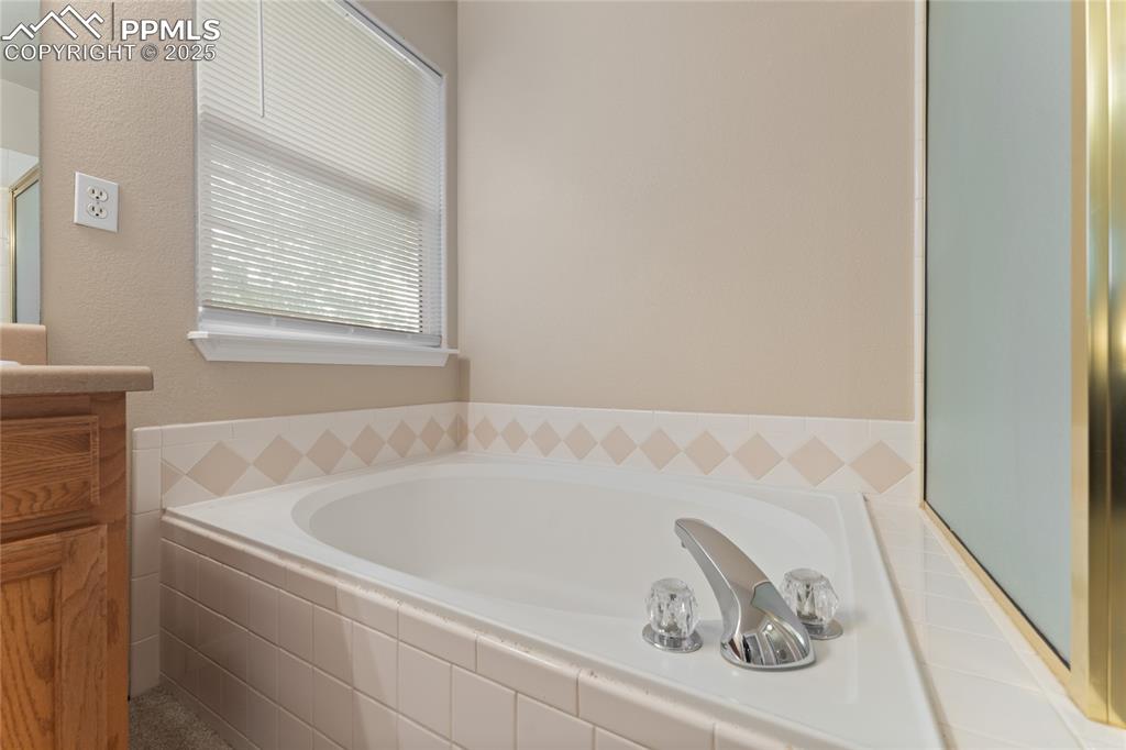 Image 18 of 30: Bathroom