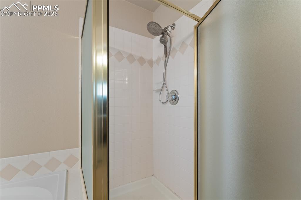 Image 19 of 30: Bathroom