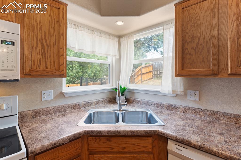 Image 6 of 30: Kitchen
