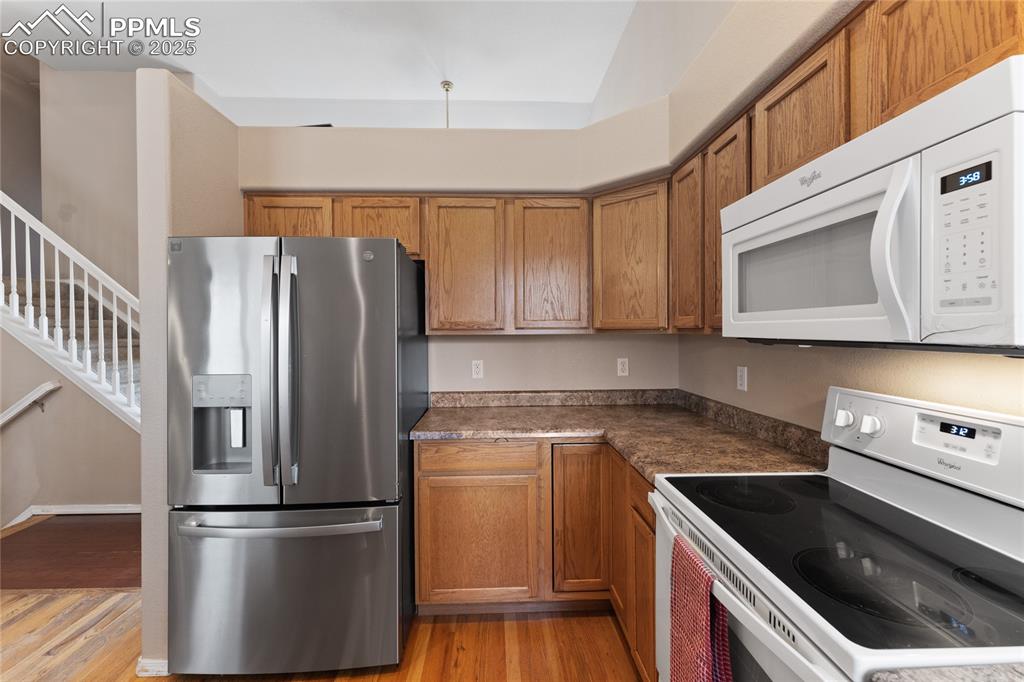 Image 7 of 30: Kitchen