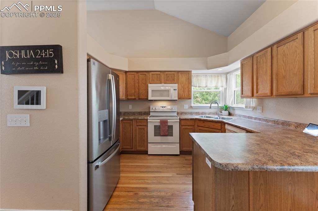 Image 8 of 30: Kitchen