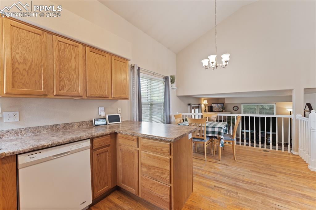 Image 9 of 30: Kitchen