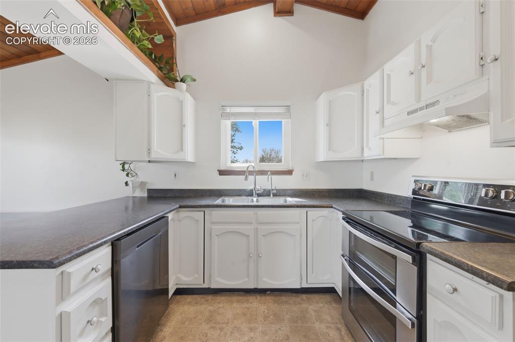 Image 10 of 20: Kitchen