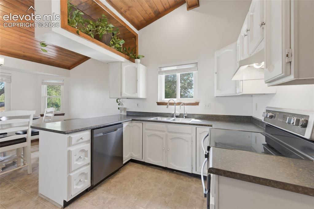 Image 11 of 20: Kitchen