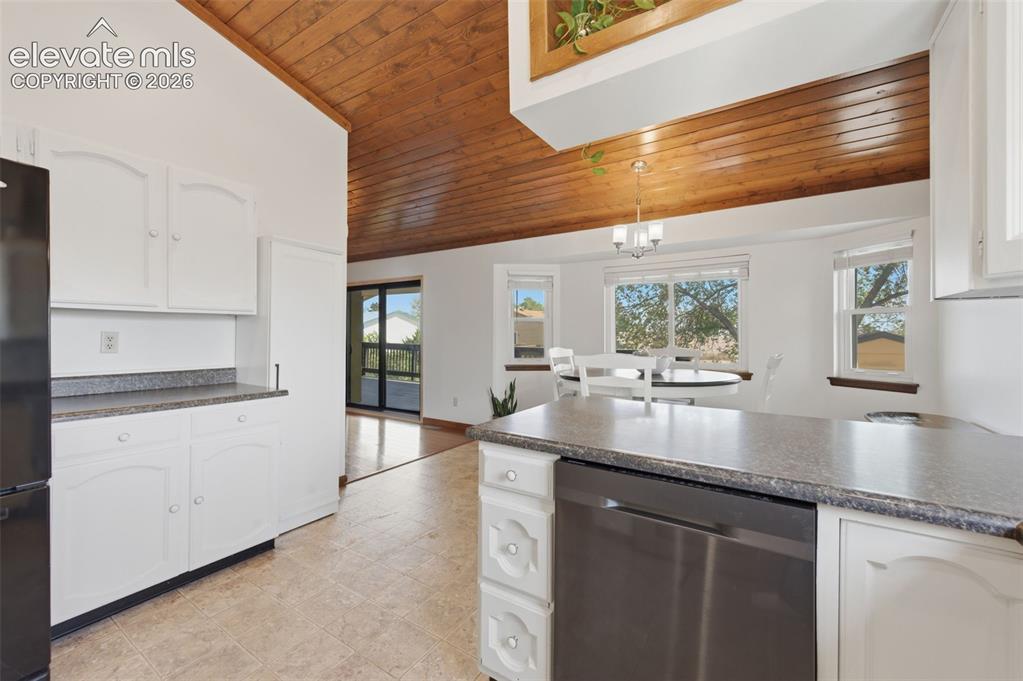 Image 12 of 20: Kitchen