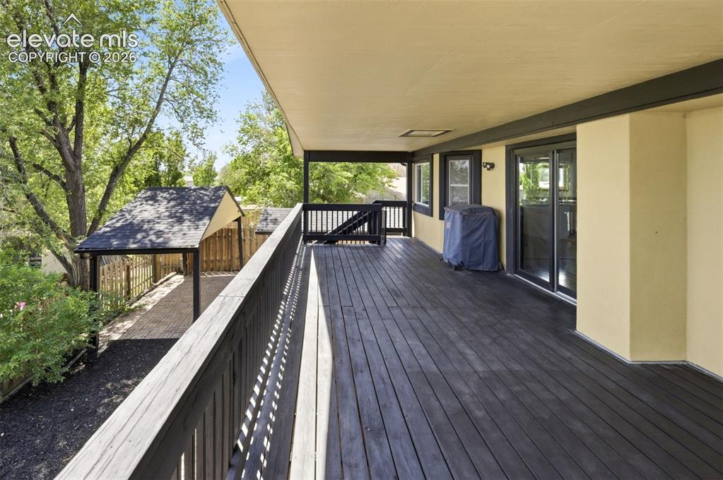 Image 14 of 20: Deck